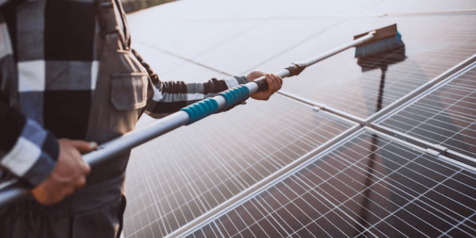 Limpeza de Placas Solares: Quando e Como Garantir a Máxima Eficiência do seu Sistema