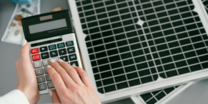 Read more about the article Energia Solar como Estratégia de Redução de Custos Operacionais